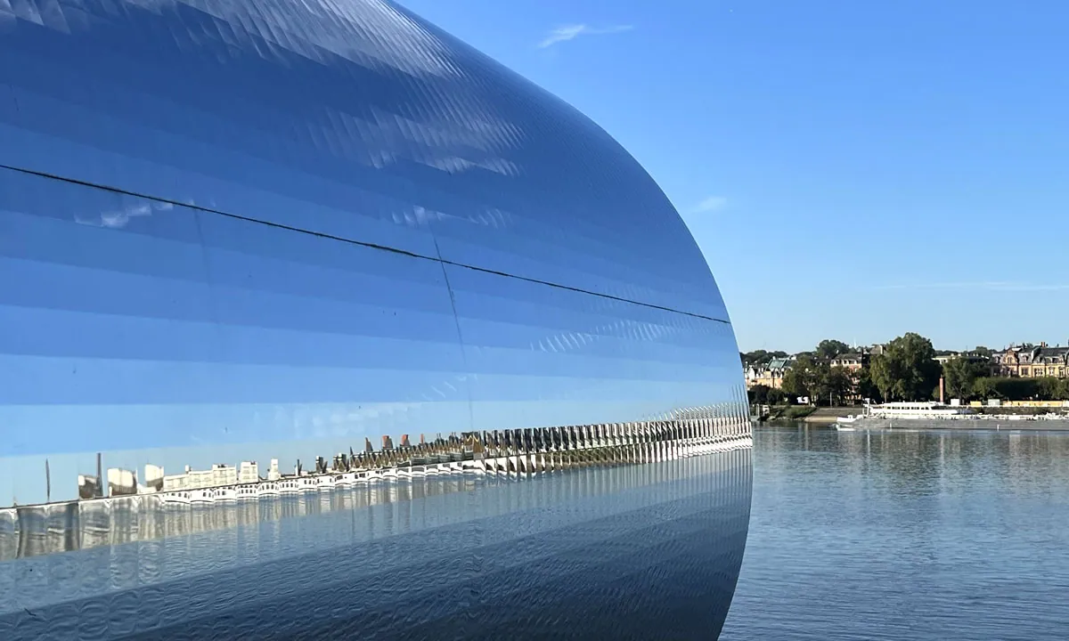 Kunstobjekt mit Spiegeln und Blick über den Rhein auf die Stadt Mainz &middot; Palzer GmbH Elektroinstallation